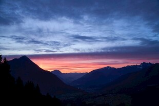 山间壮丽日落美景