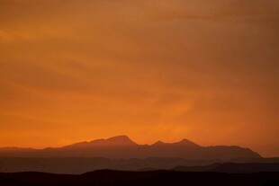 夕阳下的山峦美景