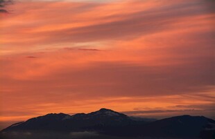 绚丽晚霞映远山