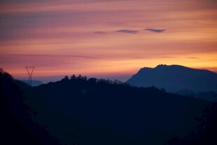 黄昏下的山峦美景