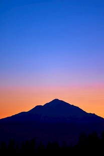 日落时分的山峰剪影
