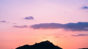 日落时分的山峦美景