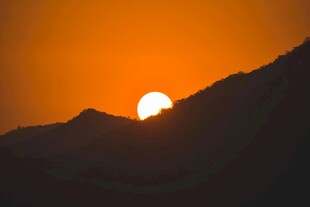 夕阳映山景