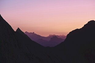 黄昏下的山峦剪影