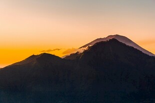 日落时分的壮丽山峰