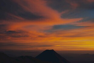 壮丽晚霞下的巍峨山峰