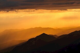 夕阳下的壮丽山峦景色