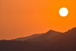 夕阳下的山峦美景