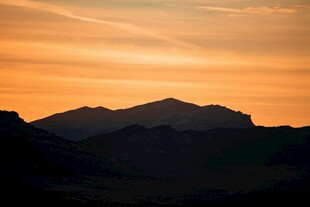 夕阳下的壮丽山峦