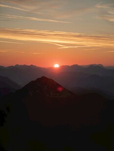 山顶日出美景