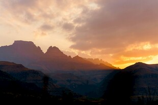 夕阳下的壮丽山峦
