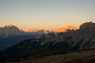 夕阳下的壮丽山峦景色
