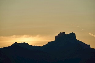 夕阳下的山峦剪影