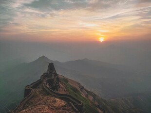 山顶壮丽日出美景