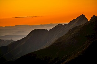 夕阳下的壮丽山峦景色