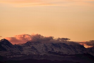 夕阳下的壮丽山峦