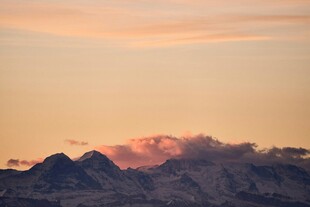 夕阳下的山峦美景
