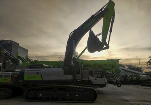 施工现场的绿色挖掘机