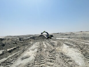 沙漠中的挖掘机作业场景