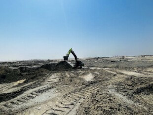 挖掘机作业于开阔工地