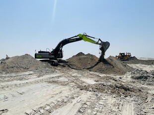 挖掘机于沙地作业场景