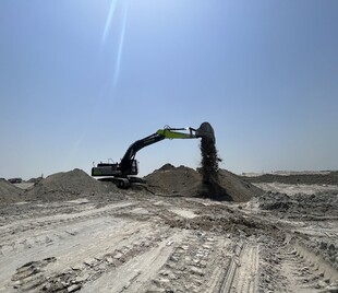 挖掘机于沙地作业场景