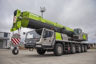 绿色重型汽车起重机