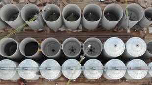 排列整齐的多色圆柱容器