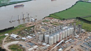 河畔工业设施鸟瞰图