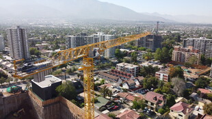 城市中的建筑起重机作业