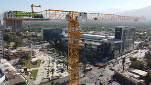 城市中的塔式起重机作业