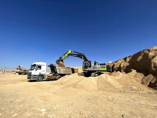 沙漠中的工程机械作业场景