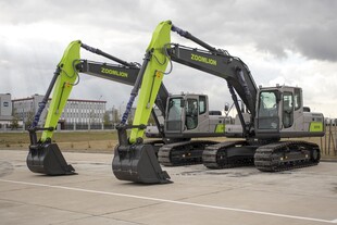 两台绿色履带式挖掘机