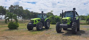 田野中的绿色农用拖拉机