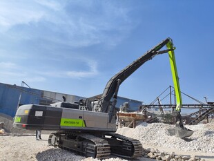 挖掘机作业于碎石场地