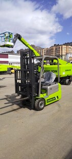 户外停放的绿色叉车设备