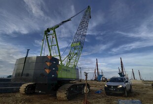 工地旁的起重机与车辆