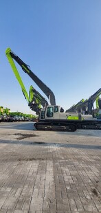 户外停放的多台绿色起重机