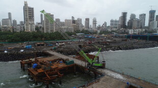 城市河畔的工程作业场景