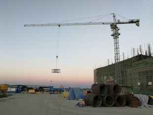 建筑工地起重机作业场景