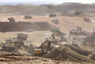 繁忙露天矿场施工景象