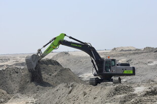 挖掘机于沙地作业场景