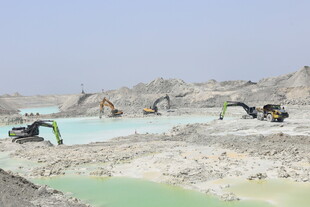 露天矿场挖掘机作业场景