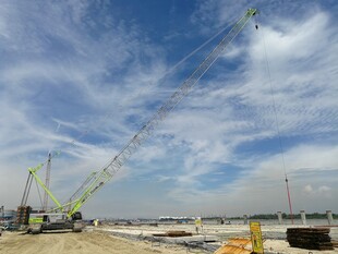 施工现场的大型起重机