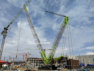 施工现场的大型起重设备