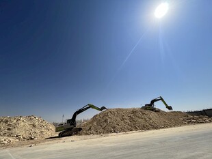 阳光下的挖掘机作业场景