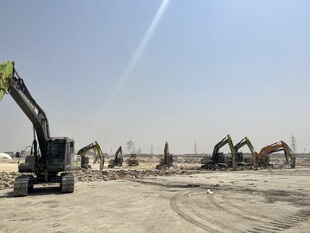 工地挖掘机作业场景