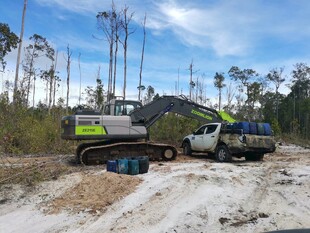 森林中的挖掘机与车辆