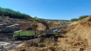 施工现场的挖掘机作业