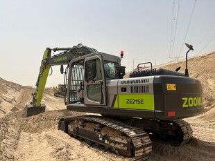 履带式挖掘机作业场景